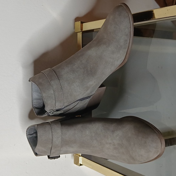 JustFab grey strap ankle booties size 9.5 - Picture 1 of 15
